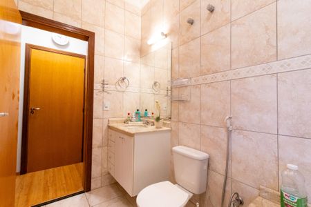 Casa à venda com 242m², 4 quartos e 4 vagasBanheiro da Suíte 1