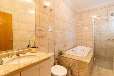 Casa à venda com 242m², 4 quartos e 4 vagasBanheiro da Suíte 1