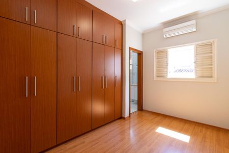 Casa à venda com 242m², 4 quartos e 4 vagasSuite 2