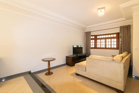 Casa à venda com 242m², 4 quartos e 4 vagasSala