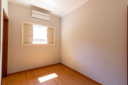 Casa à venda com 242m², 4 quartos e 4 vagasSuite 2