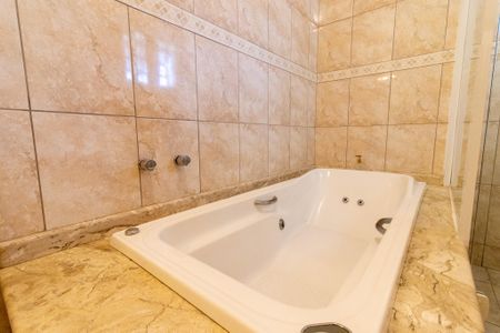 Casa à venda com 242m², 4 quartos e 4 vagasBanheiro da Suíte 1