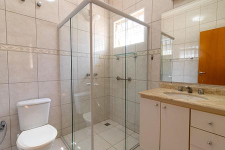 Casa à venda com 242m², 4 quartos e 4 vagasBanheiro da Suíte 2