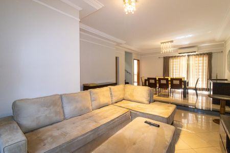 Casa à venda com 242m², 4 quartos e 4 vagasSala