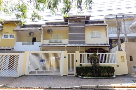 Casa à venda com 242m², 4 quartos e 4 vagasFachada