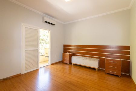 Casa à venda com 242m², 4 quartos e 4 vagasSuite 1