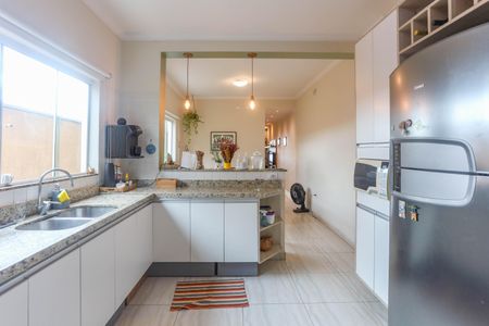 Casa à venda com 180m², 3 quartos e 2 vagasCozinha 