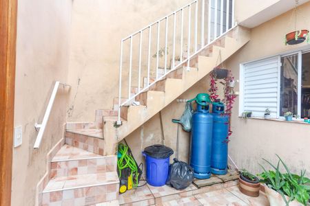 Casa à venda com 180m², 3 quartos e 2 vagasEscada para Área de serviço 