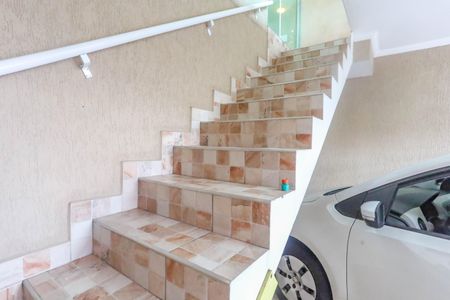 Casa à venda com 180m², 3 quartos e 2 vagasEscada de entrada 