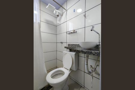 Banheiro de kitnet/studio para alugar com 1 quarto, 12m² em Imperial de São Cristóvão, Rio de Janeiro