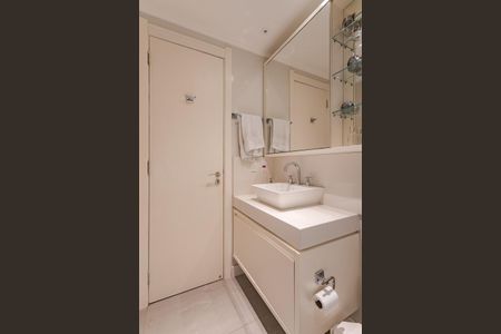 Banheiro de apartamento à venda com 1 quarto, 56m² em Petrópolis, Porto Alegre