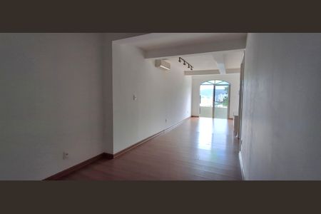Sala de casa de condomínio para alugar com 2 quartos, 80m² em Trindade, Florianópolis