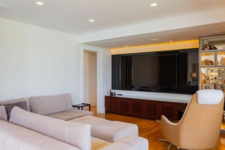 Apartamento à venda com 255m², 4 quartos e 5 vagas Apartamento à venda com 255m², 4 quartos e 5 vagasSala de TV