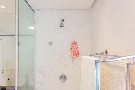 Apartamento à venda com 255m², 4 quartos e 5 vagas Apartamento à venda com 255m², 4 quartos e 5 vagasBanheiro da Suíte 1