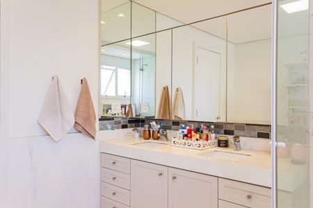 Apartamento à venda com 255m², 4 quartos e 5 vagas Apartamento à venda com 255m², 4 quartos e 5 vagasBanheiro da Suíte 1