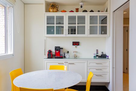 Apartamento à venda com 255m², 4 quartos e 5 vagas Apartamento à venda com 255m², 4 quartos e 5 vagasSala de Jantar 2