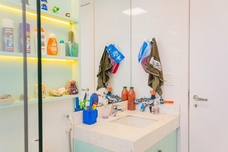 Apartamento à venda com 255m², 4 quartos e 5 vagas Apartamento à venda com 255m², 4 quartos e 5 vagasBanheiro da Suíte 2