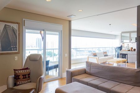 Apartamento à venda com 255m², 4 quartos e 5 vagas Apartamento à venda com 255m², 4 quartos e 5 vagasSala de TV