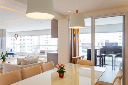 Apartamento à venda com 255m², 4 quartos e 5 vagas Apartamento à venda com 255m², 4 quartos e 5 vagasSala de Jantar