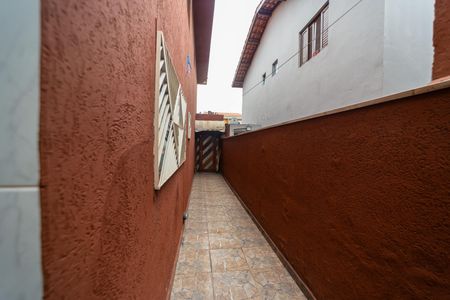 Casa à venda com 78m², 3 quartos e 2 vagasCorredor