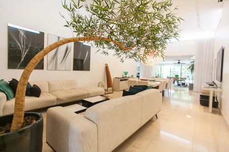 Sala de casa de condomínio para alugar com 4 quartos, 310m² em Jardim Karaíba, Uberlândia