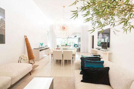 Sala de casa de condomínio para alugar com 4 quartos, 310m² em Jardim Karaíba, Uberlândia