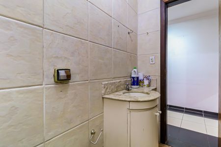 Banheiro social de casa para alugar com 2 quartos, 175m² em Parque Ipe, São Paulo