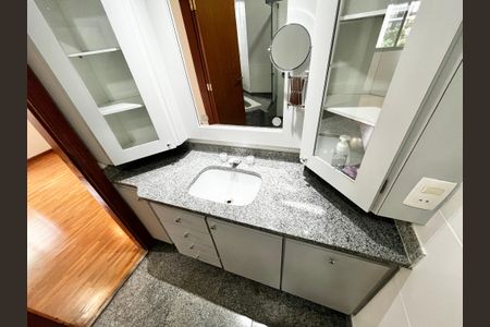 Apartamento para alugar com 158m², 4 quartos e 3 vagasBanheiro da Suíte