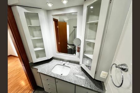 Apartamento para alugar com 158m², 4 quartos e 3 vagasBanheiro da Suíte