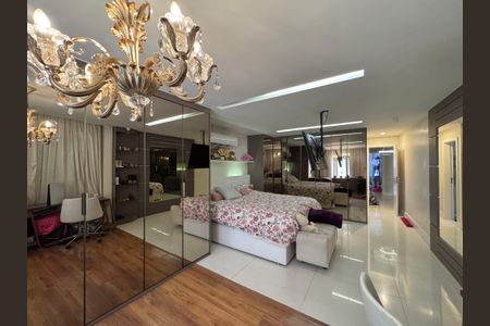 Casa de condomínio à venda com 250m², 5 quartos e 2 vagas Casa de condomínio à venda com 250m², 5 quartos e 2 vagasSuíte 2