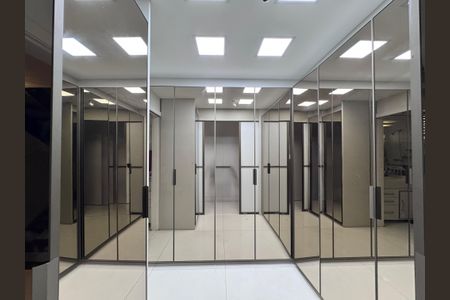 Casa de condomínio à venda com 250m², 5 quartos e 2 vagas Casa de condomínio à venda com 250m², 5 quartos e 2 vagasSuíte1 - Closet