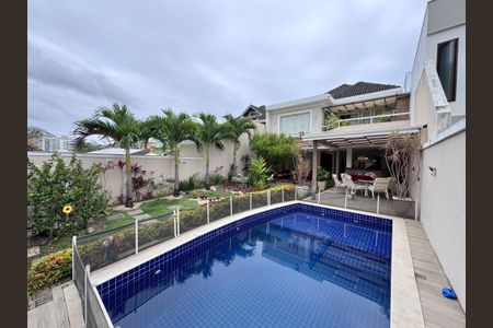 Casa de condomínio à venda com 250m², 5 quartos e 2 vagas Casa de condomínio à venda com 250m², 5 quartos e 2 vagasÁrea externa