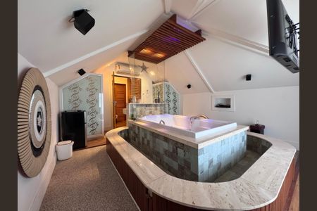 Casa de condomínio à venda com 250m², 5 quartos e 2 vagas Casa de condomínio à venda com 250m², 5 quartos e 2 vagasSpa