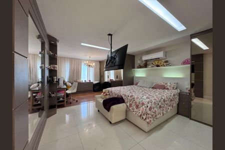 Casa de condomínio à venda com 250m², 5 quartos e 2 vagas Casa de condomínio à venda com 250m², 5 quartos e 2 vagasSuíte 2