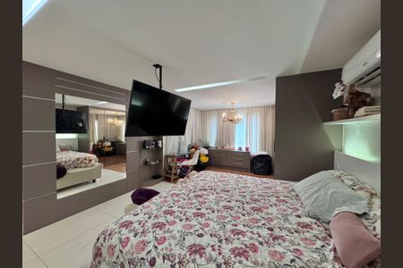 Casa de condomínio à venda com 250m², 5 quartos e 2 vagas Casa de condomínio à venda com 250m², 5 quartos e 2 vagasSuíte 2