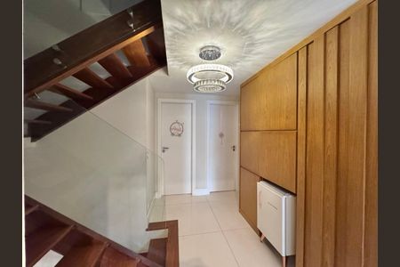 Casa de condomínio à venda com 250m², 5 quartos e 2 vagas Casa de condomínio à venda com 250m², 5 quartos e 2 vagasEscada