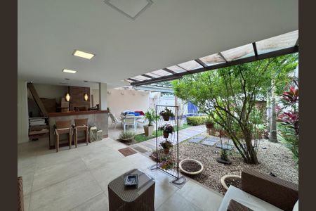 Casa de condomínio à venda com 250m², 5 quartos e 2 vagas Casa de condomínio à venda com 250m², 5 quartos e 2 vagasÁrea externa