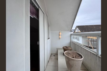 Casa de condomínio à venda com 250m², 5 quartos e 2 vagas Casa de condomínio à venda com 250m², 5 quartos e 2 vagasSpa - Varanda