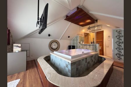 Casa de condomínio à venda com 250m², 5 quartos e 2 vagas Casa de condomínio à venda com 250m², 5 quartos e 2 vagasSpa