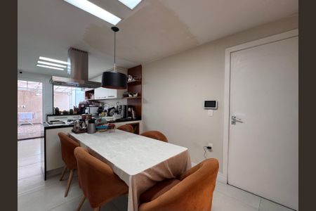 Casa de condomínio à venda com 250m², 5 quartos e 2 vagas Casa de condomínio à venda com 250m², 5 quartos e 2 vagasCozinha