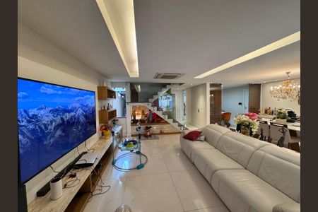 Casa de condomínio à venda com 250m², 5 quartos e 2 vagas Casa de condomínio à venda com 250m², 5 quartos e 2 vagasSala