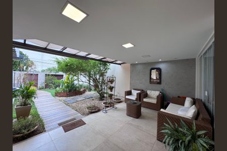 Casa de condomínio à venda com 250m², 5 quartos e 2 vagas Casa de condomínio à venda com 250m², 5 quartos e 2 vagasÁrea externa