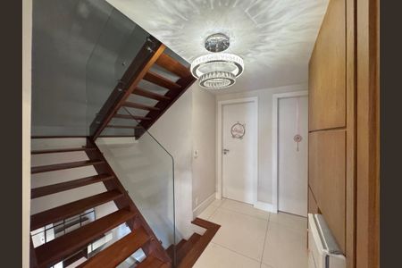 Casa de condomínio à venda com 250m², 5 quartos e 2 vagas Casa de condomínio à venda com 250m², 5 quartos e 2 vagasEscada