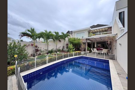 Casa de condomínio à venda com 250m², 5 quartos e 2 vagas Casa de condomínio à venda com 250m², 5 quartos e 2 vagasÁrea externa