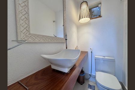 Casa de condomínio à venda com 250m², 5 quartos e 2 vagas Casa de condomínio à venda com 250m², 5 quartos e 2 vagasLavabo