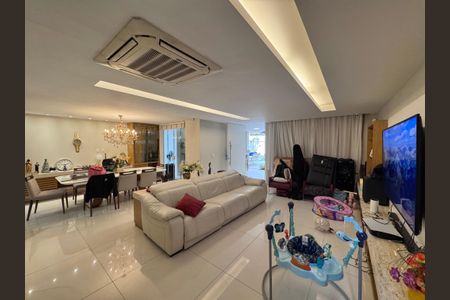 Casa de condomínio à venda com 250m², 5 quartos e 2 vagas Casa de condomínio à venda com 250m², 5 quartos e 2 vagasSala