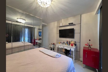 Casa de condomínio à venda com 250m², 5 quartos e 2 vagas Casa de condomínio à venda com 250m², 5 quartos e 2 vagasSuíte 5