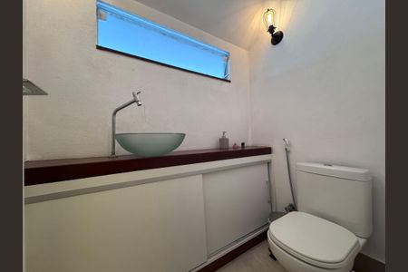 Casa de condomínio à venda com 250m², 5 quartos e 2 vagas Casa de condomínio à venda com 250m², 5 quartos e 2 vagasLavabo