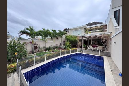 Casa de condomínio à venda com 250m², 5 quartos e 2 vagas Casa de condomínio à venda com 250m², 5 quartos e 2 vagasÁrea externa