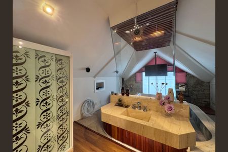 Casa de condomínio à venda com 250m², 5 quartos e 2 vagas Casa de condomínio à venda com 250m², 5 quartos e 2 vagasSpa